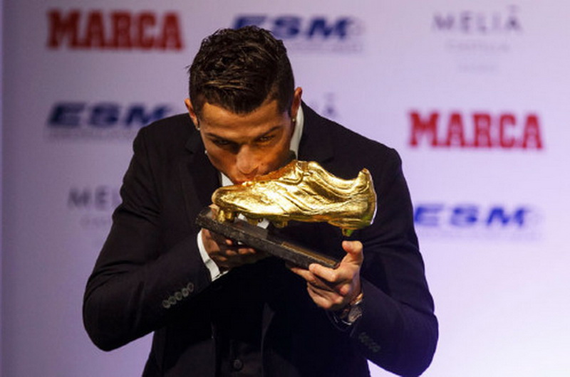 Ronaldo hạnh phúc với danh hiệu Chiếc giày vàng châu Âu mùa giải 2013-14. (Nguồn: Reuters) 