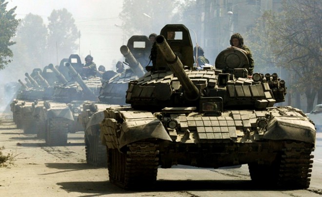 Kiev: Một đoàn 32 chiếc xe tăng đang từ Nga tiến vào Ukraine