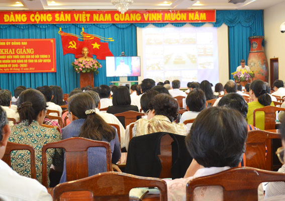 Đồng chí Đinh Quốc Thái phát biểu khai giảng lớp học. Các học viên tham gia lớp học.