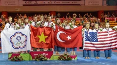 Tuyet Van, Le Kim and Xuan Linh win first gold medal for Vietnam at the tournament. 