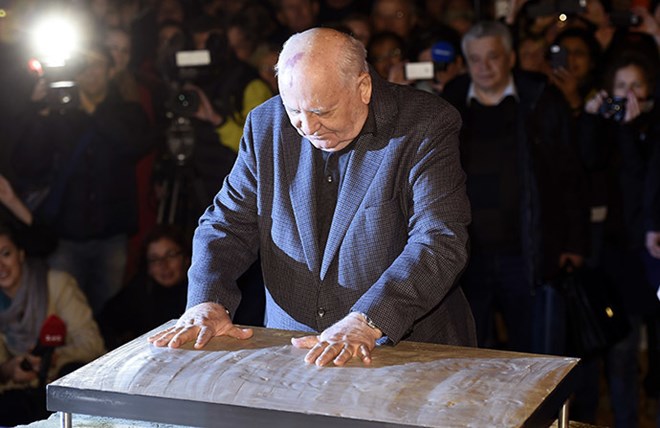 Gorbachev in dấu tay kỷ niệm 25 năm bức tường Berlin sụp đổ