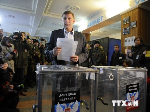 Ứng cử viên Alexander Zakharchenko bỏ phiếu tại một địa điểm bầu cử ở Donetsk. (Nguồn: AFP/TTXVN)