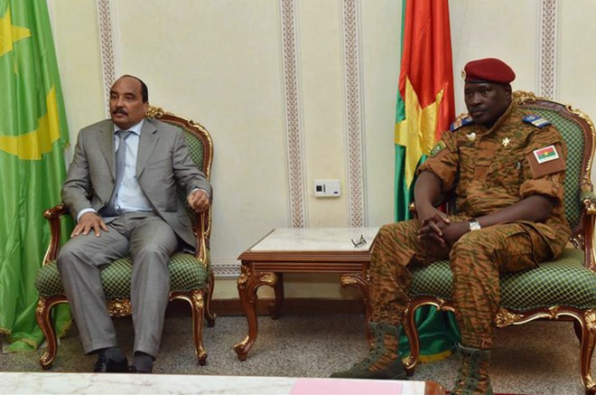   Chủ tịch AU Mohamed Ould Abdel Aziz (trái) thảo luận với lãnh đạo chính quyền quân sự Burkina Faso Isaac Zida. (Nguồn: Getty Images)