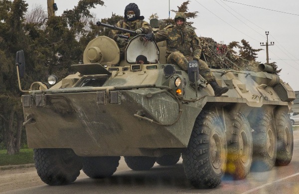 Xe bọc thép Nga triển khai ở bán đảo Crimea. (Ảnh: mashable.com)