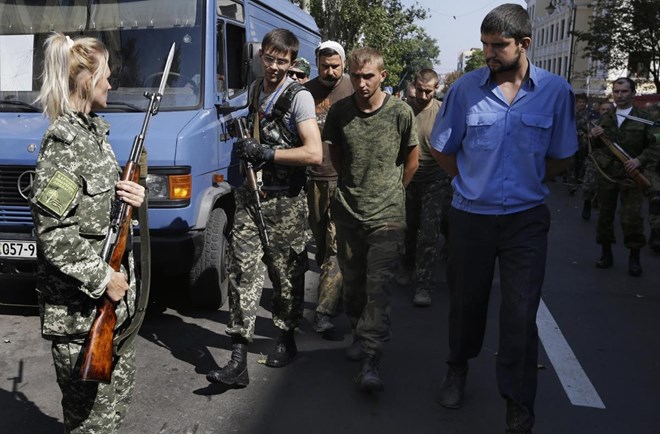 Lực lượng ly khai Donetsk dẫn giải tù binh trên đường phố hồi tháng 7/2014 (Nguồn: AFP)