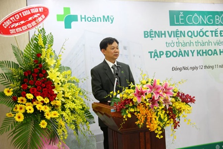Dr. Le Quoc Su, chief executive officer of Hoan My Medical Corporation speaks at the event. 