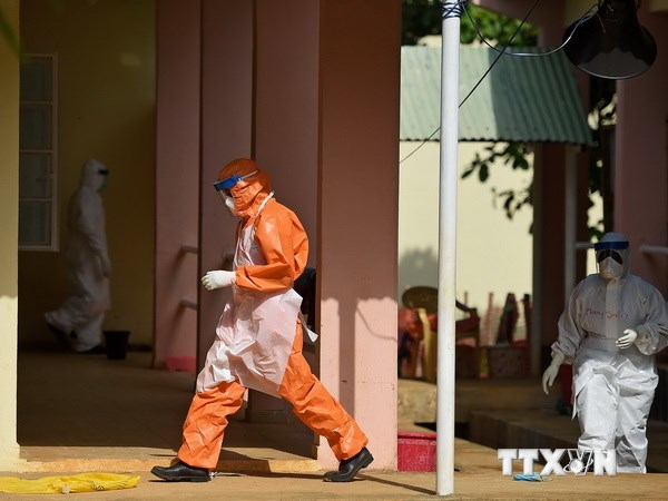 Nhân viên y tế làm việc tại trung tâm điều trị Hastings, ngoại ô Freetown, Sierra Leone. (Ảnh: AFP/TTXVN)