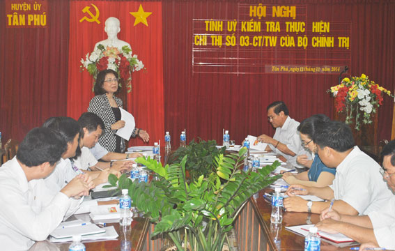 Đồng chí Hoàng Thị Lài phát biểu kết luận buổi làm việc.