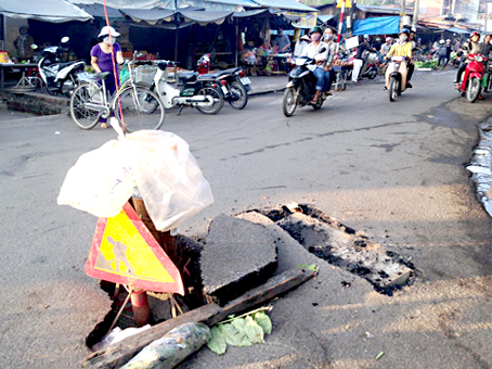 Đoạn đường Bờ Hồ bị xe chở quá tải làm sụt lún. Ảnh: T.BồN