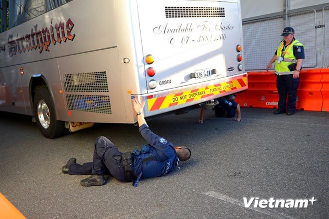 Cảnh sát rà soát từng chiếc xe ra vào khu vực xung quanh nơi tổ chức hội nghị. (Ảnh: Quang Minh/Vietnam+)