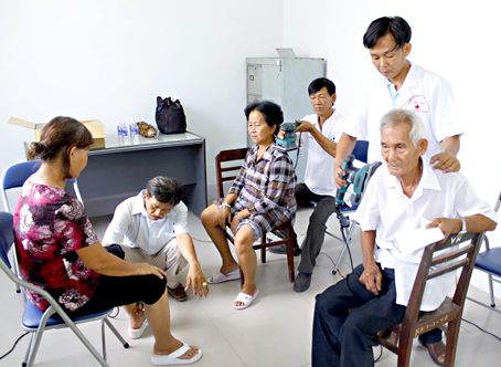 Người nghèo ở TP.Biên Hòa đang được khám bệnh miễn phí. Ảnh: P.Liễu