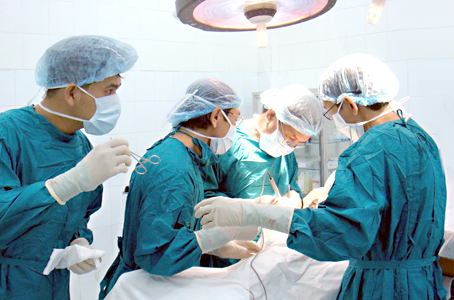 Bác sĩ Bệnh viện đa khoa Thống Nhất mổ mắt miễn phí cho người nghèo.