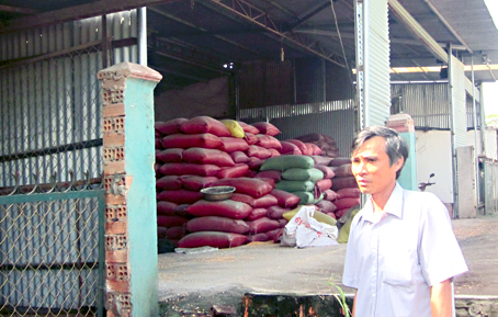                     Ông Lê Văn Huy trước cơ sở xay xát của ông Lưu Văn Phong.  Ảnh: N.BA