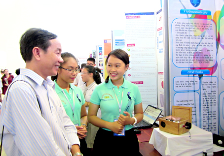 2 nữ sinh Trường THPT chuyên Lương Thế Vinh tham gia Hội thi Sáng tạo khoa học - kỹ thuật cấp quốc gia năm học 2013-2014 với dự án “Chiếc hộp kỳ diệu”.