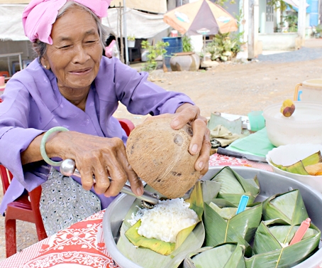 Món xôi bắp do bà An Thị Thi nấu luôn đắt hàng.