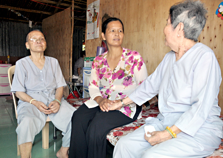Bà Nguyễn Thị Hồng (ngồi giữa) chia sẻ hoàn cảnh với các cụ già.