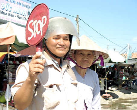 Hàng ngày, bà Sáu bán trái cây ở chợ Phước Thiền luôn chờ ông Trần Văn Hùng dẫn qua đường.