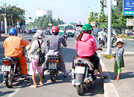 Trẻ ăn xin ở ngã tư Vườn Mít. Ảnh: BÙI TRƯỜNG TRÍ