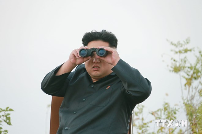 Nhà lãnh đạo Kim Jong Un chỉ đạo các phi công trên đường băng. (Ảnh: THX/TTXVN)