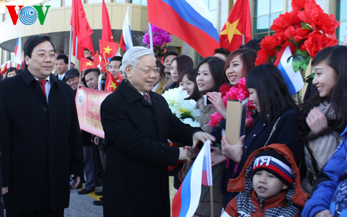 Party leader begins visit to Russia
