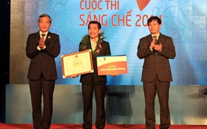 Nguyen Long Uy Bao (centre) is awarded with the first prize. 