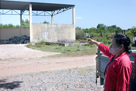 Bà Bùi Thị Thanh chỉ nhà tập kết rác, nơi phát tán mùi hôi thối nồng nặc. Ảnh: S.THAO