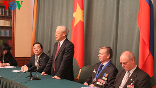 Party chief meets Russian war veterans and officials