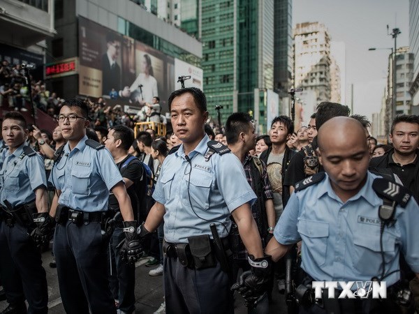 Cảnh sát Hong Kong làm nhiệm vụ giải tỏa các điểm biểu tình ở Mongkok ngày 25/11. (Ảnh: AFP/TTXVN)