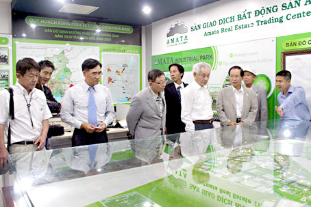 Phó chủ tịch UBND tỉnh Trần Văn Vĩnh hướng dẫn đoàn doanh nghiệp Nhật Bản tham quan Khu công nghiệp Amata vào ngày 24-11-2014.