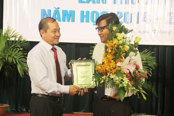Editor-in-chief Tran Huy Thanh of Dong Nai Newspaper presents flower to representative of Thaco.