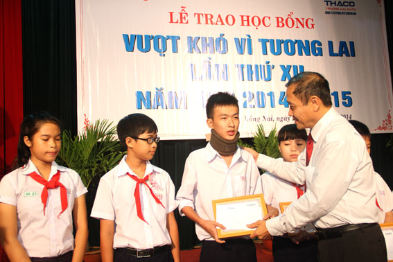 Tổng biên tập báo Đồng Nai Trần Huy Thanh trao học bổng cho các em học sinh