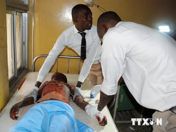 Điều trị cho người bị thương trong vụ nổ bom ở Maiduguri, Nigeria. Ảnh minh họa. (Nguồn: AFP/TTXVN)