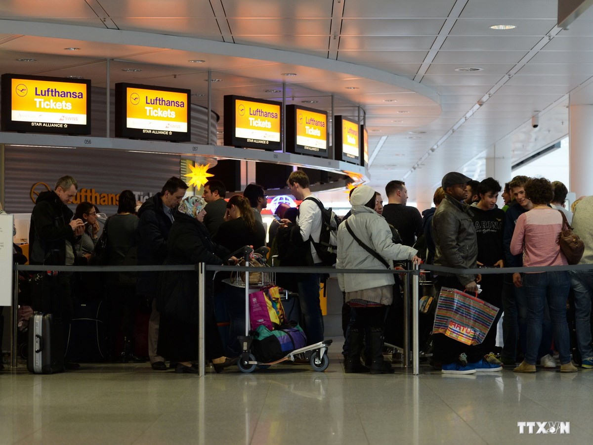 Hành khách chờ làm thủ tục tại cửa kiểm tra của Hãng hàng không Lufthansa ở sân bay Franz-Josef-Strauss thuộc Munich, miền nam Đức. (Nguồn: AFP/TTXVN)