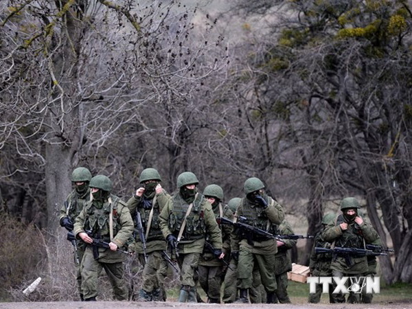 Binh sỹ Nga tuần tra ở Perevalnoye, ngoại ô Simferopol. (Nguồn: AFP/TTXVN)