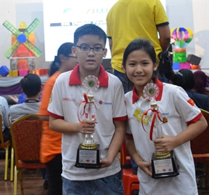 Two students from the Le Ngoc Han Primary School in District 1, Ho Chi Minh City, win the Excellence prize.