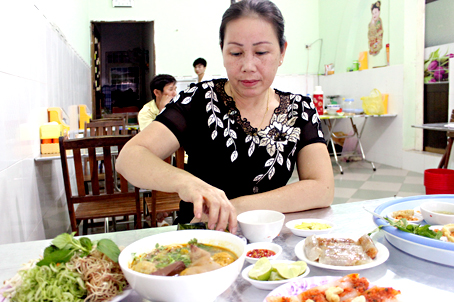 Ngoài thưởng thức món bún bò O Trang, khách còn có thể dùng thêm các món bánh Huế, như: bánh bèo, bột lọc... khá ngon miệng.