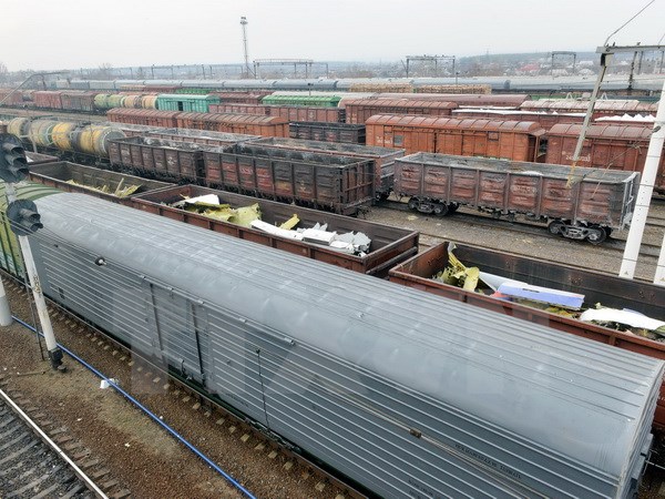 Đoàn tàu chở các mảnh vỡ của máy bay MH17 tại Kharkiv ngày 24/11. (Nguồn: AFP/TTXVN)