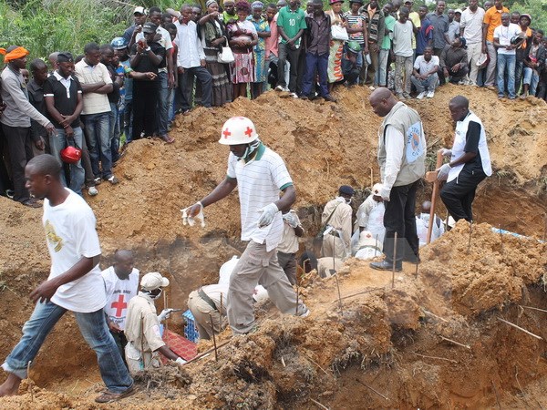 Lễ tang các nạn nhân bị phiến quân Uganda sát hại tại Beni, miền đông Congo ngày 20/10. (Nguồn: AFP/TTXVN)
