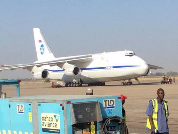 Máy bay vận tải Antonov của Nga bị giữ tại Sân bây quốc tế ở thành phố Kano, Nigeria. (Nguồn: saharareporters.com)