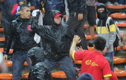Sự hung hãn của 1 CĐV Malaysia