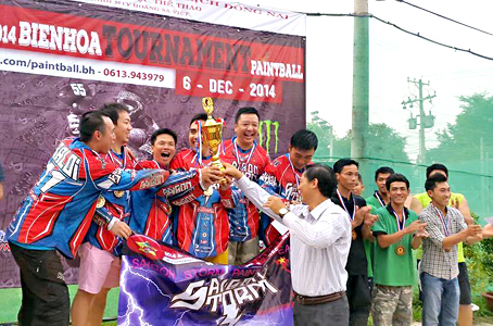 Trao cúp cho đội súng sơn Saigon Storm.