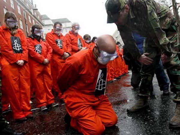 Quân nhân Mỹ thẩm vấn tù nhân tại nhà tù Guantanamo. Ảnh minh họa. (Nguồn: AP)