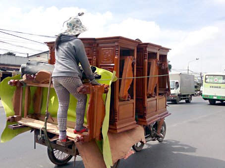 Chông chênh trên xe chở hàng