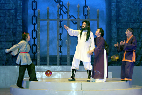 Tổng binh Trần Đại hy sinh trong ngục - một trường đoạn gây xúc động trong vở Ánh đèn khuya.