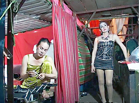 Nhân vật chính - chị Phụng (trái) trong phim.