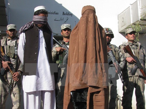 Hai thủ lĩnh Taliban bị bắt giữ trong một chiến dịch truy quét phiến quân tại Afghanistan năm 2013. (Nguồn: THX/TTXVN)