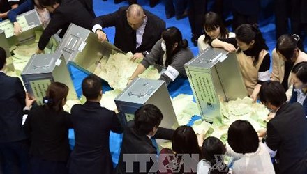 Nhân viên bầu cử kiểm phiếu trong cuộc bầu cử Hạ viện ở Tokyo. Ảnh: AFP-TTXVN