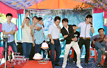 Nhóm bạn trẻ đang “hết mình” góp vui trong đám cưới. (Ảnh minh họa). ảnh: P.UYÊN