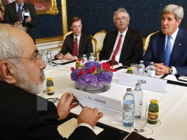 Ngoại trưởng Iran Javad Zarif (trái) trong cuộc gặp song phương với Ngoại trưởng Mỹ John Kerry (phải) trong khuôn khổ đàm phán giữa Iran và P5+1 ở Vienna, Áo, ngày 14/7. (Nguồn: AFP/TTXVN)