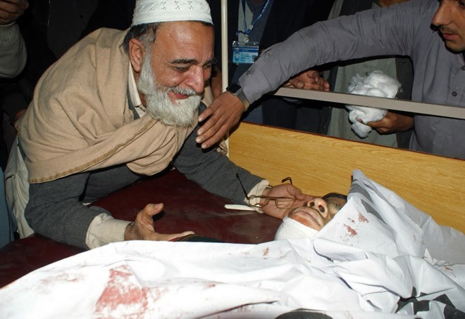 Một người cha khóc thương con trai thiệt mạng trong vụ Taliban tấn công trường học ở Peshawar. (Nguồn: AFP/TTXVN)